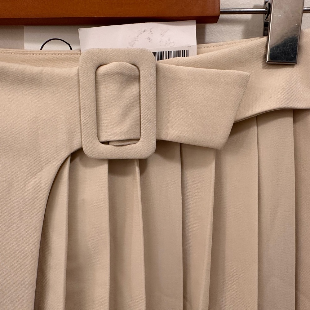 Pleated front skirt - Picture 2 of 4